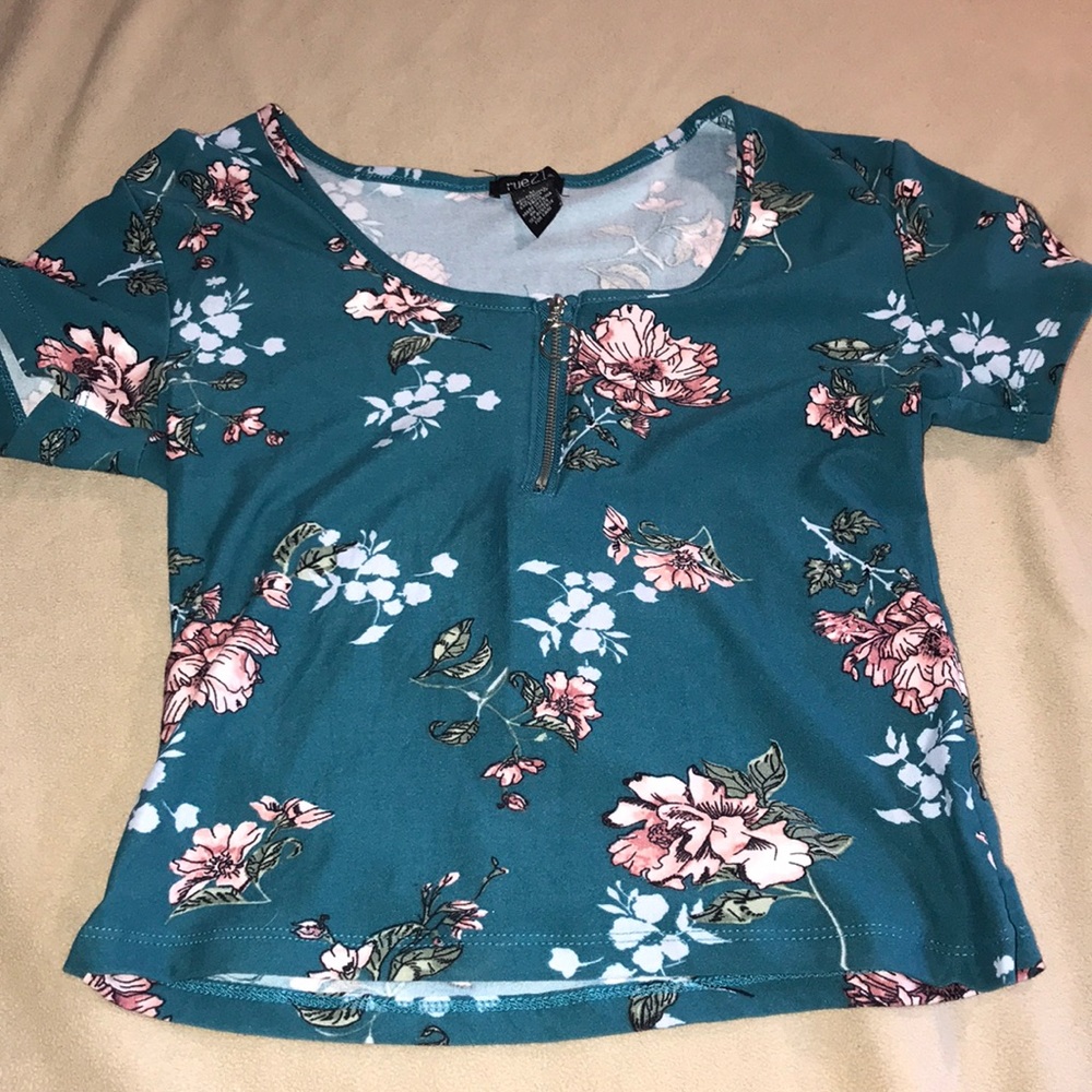 ⭐️5/10 Blue floral shirt